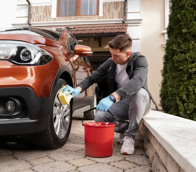 Lavage auto à domicile Saint-Germain-de-la-Grange : professionnel intervenant sur un véhicule